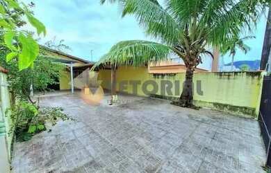 Imagem: A casa possui 4 Dormitórios, 2 Banheiros, 5 Vagas na garagem