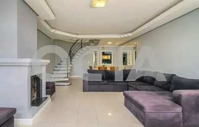 Imagem: A casa possui 3 Dormitórios, 5 Banheiros, 4 Vagas na garagem