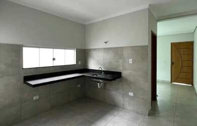 Imagem: A casa possui 2 Dormitórios, 2 Banheiros, 2 Vagas na garagem