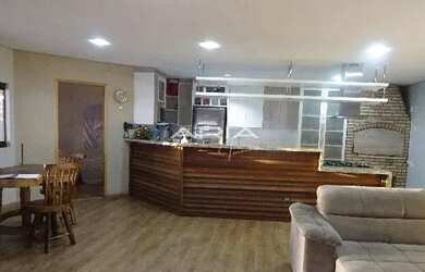 Imagem: A casa possui 3 Dormitórios, 2 Banheiros, 5 Vagas na garagem