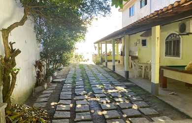 Imagem: A casa possui 5 Dormitórios, 3 Banheiros, 4 Vagas na garagem
