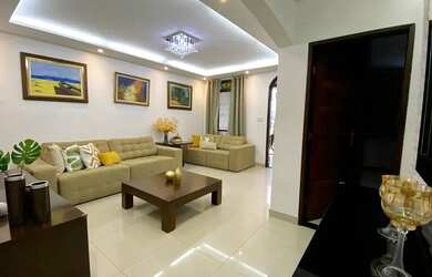 Imagem: A casa possui 3 Dormitórios, 2 Banheiros, 5 Vagas na garagem