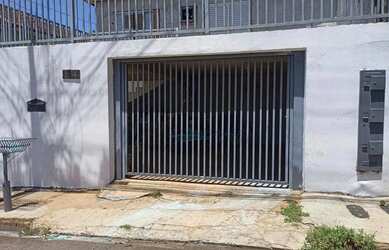 Imagem: A casa possui 1 Dormitório, 1 Banheiro, 1 Vaga na garagem