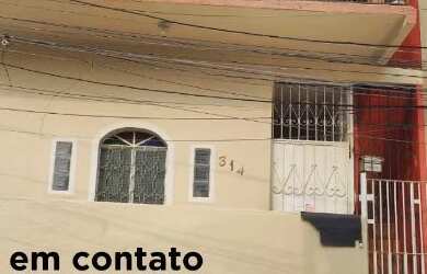 Imagem: A casa possui 4 Dormitórios, 2 Banheiros, 1 Vaga na garagem