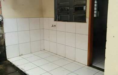 Imagem: A casa possui 2 Dormitórios, 1 Banheiro, 2 Vagas na garagem