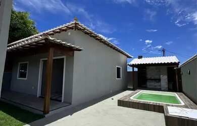 Imagem: A casa possui 2 Dormitórios, 3 Banheiros, 2 Vagas na garagem