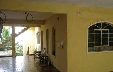 Imagem: A casa possui 5 Dormitórios, 3 Banheiros, 2 Vagas na garagem