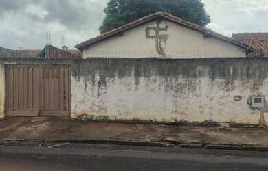 Imagem: A casa à venda possui 2 Dormitórios, 1 Banheiro, 1 Vaga na