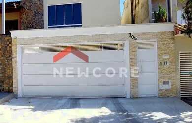 Imagem: A casa possui 3 Dormitórios, 3 Banheiros, 2 Vagas na garagem