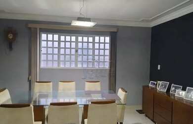 Imagem: A casa possui 4 Dormitórios, 3 Banheiros, 2 Vagas na garagem