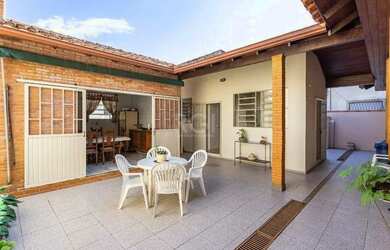 Imagem: A casa possui 5 Dormitórios, 5 Banheiros, 2 Vagas na garagem