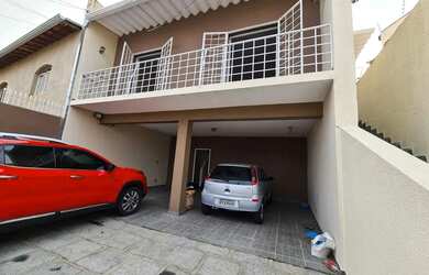 Imagem: A casa possui 3 Dormitórios, 3 Banheiros, 4 Vagas na garagem