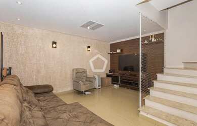 Imagem: O apartamento possui 3 Dormitórios, 1 Banheiro, 2 Vagas na