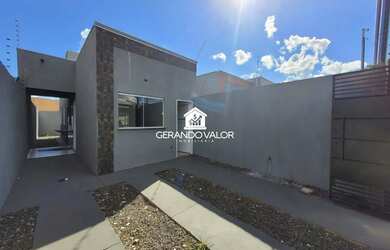 Imagem: A casa possui 2 Dormitórios, 1 Banheiro, 2 Vagas na garagem