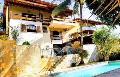 Imagem: A casa em condomínio possui 4 Dormitórios, 4 Banheiros, 4