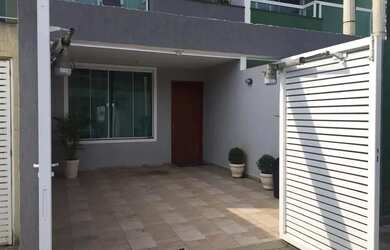 Imagem: A casa possui 3 Dormitórios, 4 Banheiros, 1 Vaga na garagem