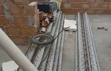 Imagem: A casa possui 3 Dormitórios, 2 Banheiros, 4 Vagas na garagem