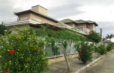 Imagem: A casa possui 5 Dormitórios, 5 Banheiros, 1 Vaga na garagem