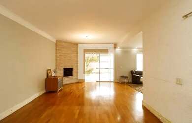 Imagem: A casa possui 3 Dormitórios, 5 Banheiros, 4 Vagas na garagem