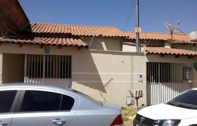 Imagem: A casa possui 2 Dormitórios, 1 Banheiro, 1 Vaga na garagem