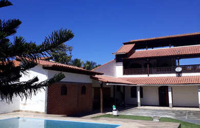 Imagem: A casa possui 4 Dormitórios, 5 Banheiros, 5 Vagas na garagem