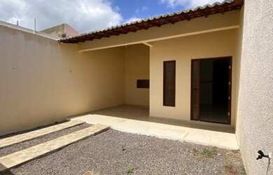 Imagem: A casa possui 2 Dormitórios, 1 Banheiro, 2 Vagas na garagem