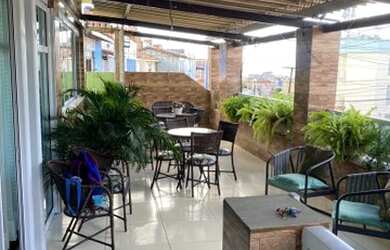 Imagem: A casa possui 3 Dormitórios, 5 Banheiros, 2 Vagas na garagem