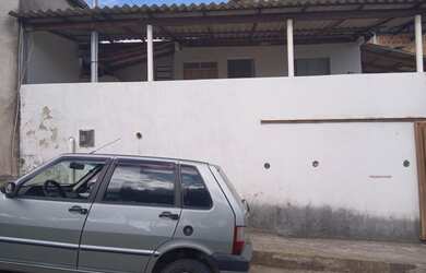 Imagem: A casa possui 2 Dormitórios, 2 Banheiros, 2 Vagas na garagem