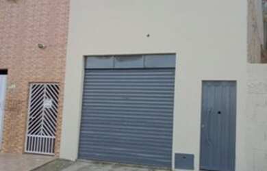 Imagem: A casa possui 3 Dormitórios, 2 Banheiros, 1 Vaga na garagem