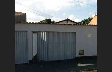 Imagem: A casa possui 3 Dormitórios, 1 Banheiro, 1 Vaga na garagem