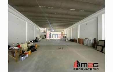 Imagem: O depósito possui 5 Vagas na garagem, 970m² de Área e está
