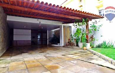 Imagem: A casa possui 3 Dormitórios, 3 Banheiros, 2 Vagas na garagem