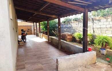 Imagem: A casa possui 3 Dormitórios, 1 Banheiro, 4 Vagas na garagem