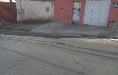 Imagem: A casa possui 2 Dormitórios, 1 Banheiro, 1 Vaga na garagem