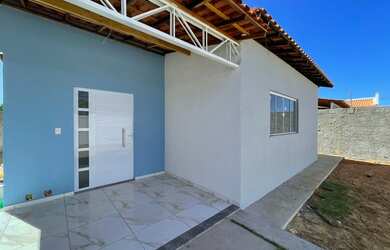 Imagem: A casa possui 3 Dormitórios, 2 Banheiros, 2 Vagas na garagem