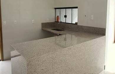 Imagem: A casa possui 2 Dormitórios, 1 Banheiro, 2 Vagas na garagem