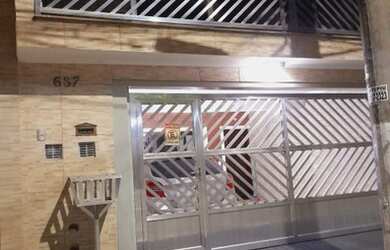 Imagem: A casa possui 3 Dormitórios, 4 Banheiros, 2 Vagas na garagem