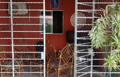 Imagem: A casa possui 3 Dormitórios, 2 Banheiros, 2 Vagas na garagem