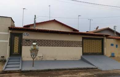 Imagem: A casa possui 3 Dormitórios, 2 Banheiros, 2 Vagas na garagem