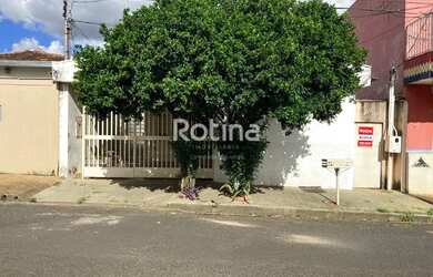 Imagem: A casa possui 3 Dormitórios, 2 Banheiros, 1 Vaga na garagem
