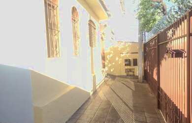 Imagem: A casa possui 2 Dormitórios, 2 Banheiros, 2 Vagas na garagem