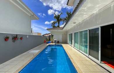 Imagem: A casa em condomínio possui 3 Dormitórios, 2 Banheiros, 300m²