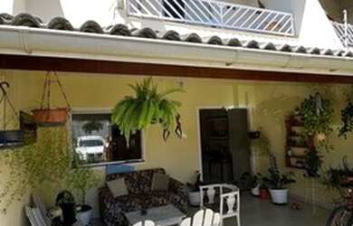 Imagem: A casa possui 3 Dormitórios, 3 Banheiros, 2 Vagas na garagem