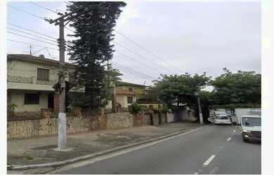 Imagem: A casa possui 5 Dormitórios, 4 Banheiros, 4 Vagas na garagem