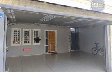 Imagem: A casa possui 3 Dormitórios, 3 Banheiros, 2 Vagas na garagem