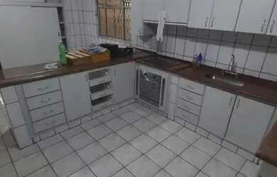 Imagem: A casa possui 3 Dormitórios, 1 Banheiro, 1 Vaga na garagem