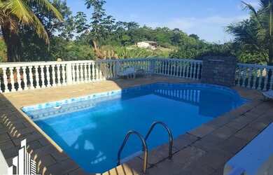 Imagem: A casa possui 4 Dormitórios, 3 Banheiros, 2 Vagas na garagem