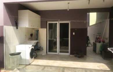 Imagem: A casa possui 3 Dormitórios, 3 Banheiros, 2 Vagas na garagem