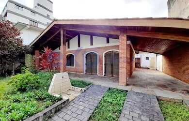 Imagem: A casa possui 3 Dormitórios, 2 Banheiros, 5 Vagas na garagem