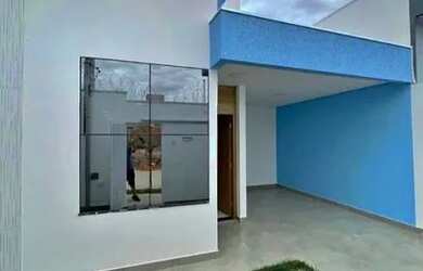 Imagem: A casa possui 3 Dormitórios, 2 Banheiros, 1 Vaga na garagem